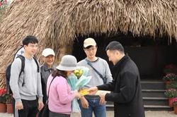 Tối mùng 2 Tết: Khách quốc tế 'xông đất' du lịch Ninh Bình, dự kiến đón 7,5 triệu lượt khách