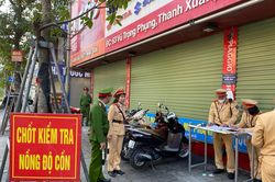 Những 'bóng hồng' cùng đồng đội xuyên Tết xử lý 'ma men'