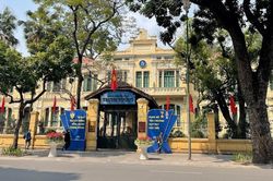 Hình tượng rồng bay trên tòa nhà trường Trưng Vương