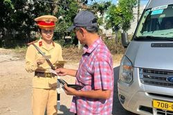 Các 'bóng hồng' CSGT đội nắng phục vụ người dân vui xuân