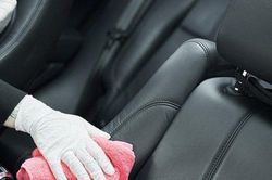 Cách vệ sinh ghế xe trên ô tô tại nhà đơn giản và nhanh chóng