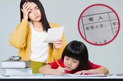 Người mẹ Trung Quốc phàn nàn vì bài tập của con hỏi về thu nhập