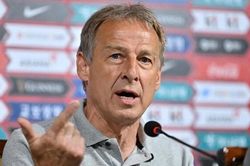 HLV Klinsmann lại có hành động gây phẫn nộ, chính trị gia Hàn Quốc kêu gọi sa thải