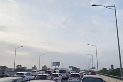 Nhiều tuyến đường hướng tâm ùn tắc kéo dài trong ngày mùng 4 Tết