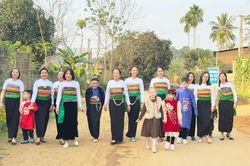 Nàng WAG Dianka 'gây sốt' với trang phục truyền thống của người Mường