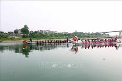 Sôi nổi hội đua thuyền truyền thống trên sông Lô