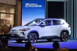 CLIP: Cận cảnh Toyota Corolla Cross 2024 vừa trình làng, giá từ 654 triệu đồng