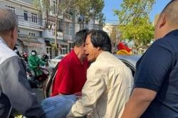 Đắk Lắk: Đang bán hoa dịp lễ, một cô gái bị cây đổ đè nhập viện