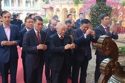 Tổng Bí thư dâng hương tại Hoàng Thành Thăng Long
