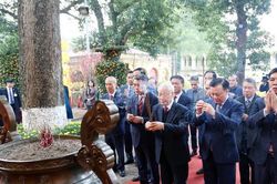 Tổng Bí thư Nguyễn Phú Trọng dâng hương tại Hoàng thành Thăng Long