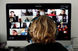 Giả vờ bận rộn bằng video họp lấy trên YouTube