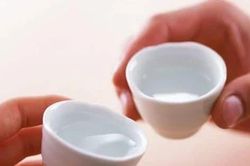 Hai vợ chồng tử vong, con nhập viện nghi ngộ độc rượu