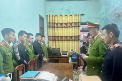 Mâu thuẫn trên đường, 2 thanh niên dùng dao chém nhau