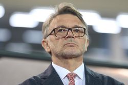 Tuyển Việt Nam: HLV Troussier về Pháp vẫn 'soi giò' quân ở V-League