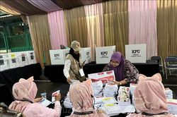 Cử tri Indonesia nhận quà ngọt ngào khi đi bầu cử ngày Valentine