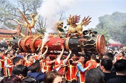 Rực rỡ và sôi động lễ hội rước pháo Đồng Kỵ