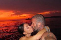 David Beckham hôn vợ và dàn mỹ nhân diện nội y ngày Valentine
