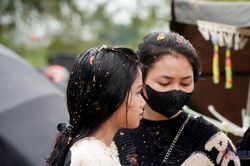 Độc đáo phiên chợ ném cà chua vào người lấy may ở Thanh Hóa