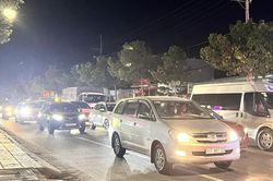 Ùn nhiều kilomet, CSGT 'chặn' dòng ô tô dồn vào cao tốc Phan Thiết - Dầu Giây