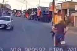 Kết đắng cho thanh niên thả hai tay đánh võng như diễn xiếc trên xe máy