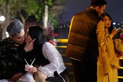 Các cặp đôi đổ ra đường tận hưởng không khí ngọt ngào đêm Valentine Hà thành