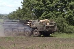 Khoảnh khắc hệ thống tên lửa phóng loạt Nga oanh tạc phòng tuyến Ukraine