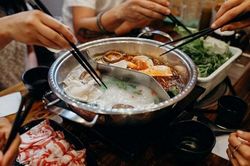Ăn uống chung với người bệnh dạ dày có bị lây?