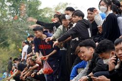 Độc đáo phiên chợ ném nhiều cà chua lên người để cầu tài lộc