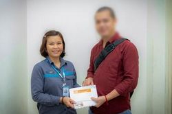 Trao trả hơn 100 triệu đồng cho hành khách bỏ quên tại sân bay Nội Bài