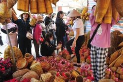 Du khách 'nườm nượp' kéo về chợ Viềng tham quan, mua sắm đầu Xuân