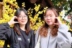 Giới trẻ nô nức đi cầu duyên ở Chùa Hà đầu năm