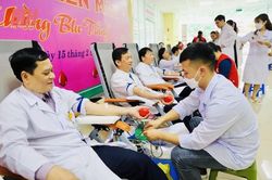 Hơn 1.100 cán bộ, nhân viên Bệnh viện Đa khoa tỉnh Thanh Hóa hiến máu tại lễ hội 'Giọt hồng Blouse trắng'