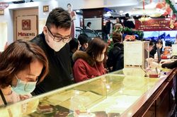 Giá cao chót vót, ngày vía Thần Tài nên mua vàng nhẫn hay vàng miếng SJC?