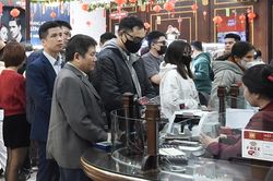 Giá quanh đỉnh cao 79 triệu, dân chen chúc mua vàng trước ngày vía Thần Tài