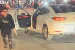Xác minh vụ thanh niên lái xe Mazda 3, cầm dao quắm chém lốp xe buýt ở Hà Nội
