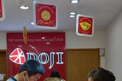 Trước ngày vía Thần tài: Giá vàng SJC đẩy lên cao, người dân đổ xô đi mua vàng