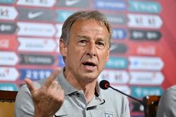 Hé lộ số tiền đền bù 'khủng' khiến LĐBĐ Hàn Quốc chưa chốt sa thải HLV Klinsmann