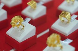 Ngày Vía Thần tài nên mua vàng nhẫn hay vàng miếng?