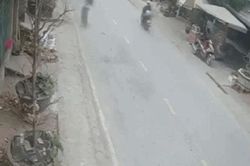 Khoảnh khắc hai xe máy 'đấu đầu' khiến 3 người bị thương