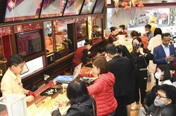 Hà Nội: Người dân xếp hàng chờ mua vàng trước ngày vía Thần Tài