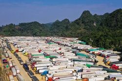 Xe chở nông sản ùn ùn đổ về cửa khẩu chờ xuất Trung Quốc