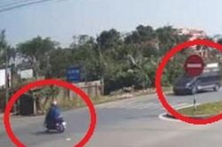 Clip: Không ai nhường ai, ô tô 16 chỗ tông văng xe máy SH, 2 người gặp đại nạn