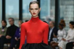 Bộ sưu tập Thu Đông 2024 của Carolina Herrera tôn vinh sức mạnh nữ tính