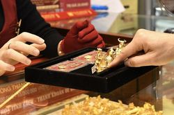 Giá vàng hôm nay (17/2): Vàng trong nước tiếp tục lao dốc trước ngày Vía Thần Tài