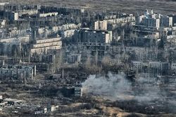 Nga 'tiến công từ mọi hướng', Ukraine rút lui ở Avdiivka