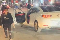 Nam thanh niên lái Mazda 3, cầm dao chém lốp xe buýt