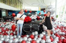 Diễn viên Tiến Luật được vợ tặng 'xế hộp' đầu năm mới
