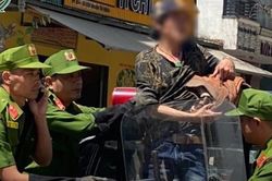 Trưa 17/2: Cảnh sát 113 ngăn nam thanh niên ngáo đá la hét đòi 'chấm dứt cuộc sống'