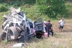 Tai nạn kinh hoàng, xe ô tô con nát bét không thể nhận dạng