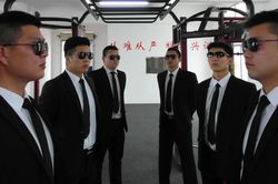 Thuê vệ sĩ để trông 'ngầu' khi về quê ăn Tết và cái kết bất ngờ